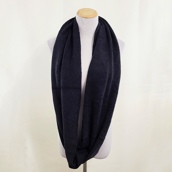 Barefoot Dreams Accessories - Barefoot Dreams CozyChic Lite Infinity Scarf black NEW